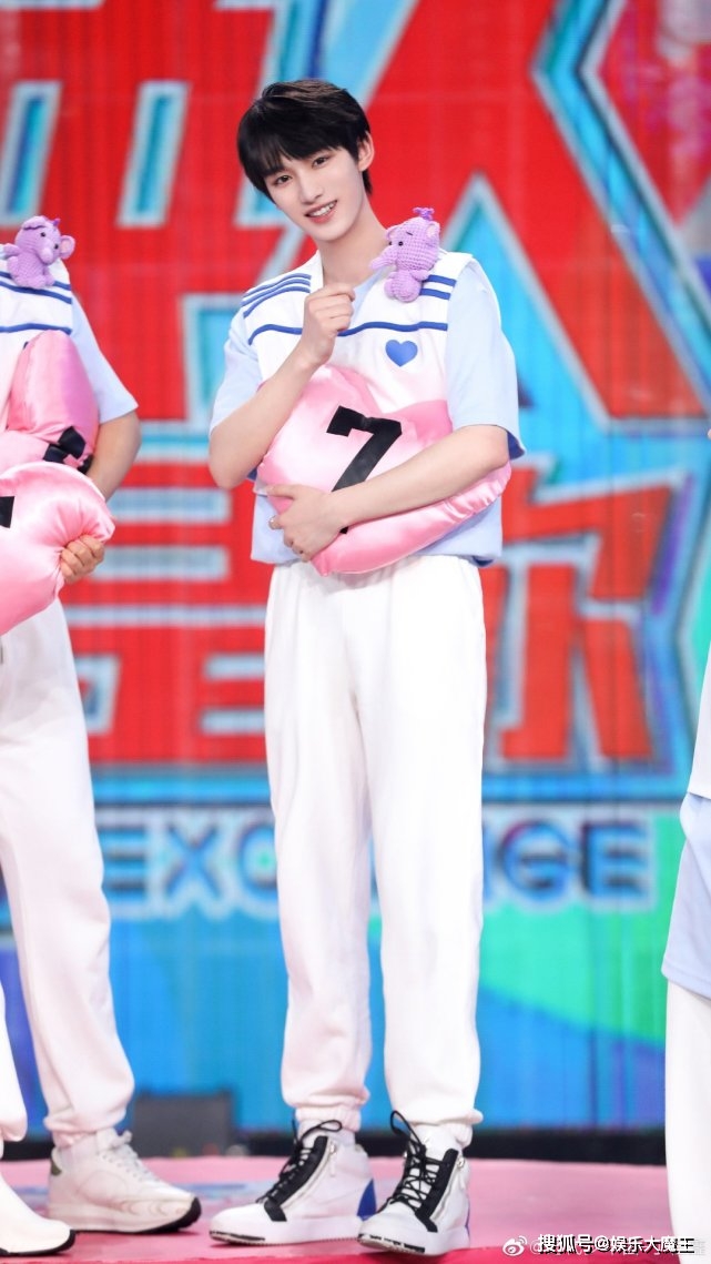 代班|丁程鑫加入快乐家族成家族忙内，有无主持人证引热议，大粉给出解释