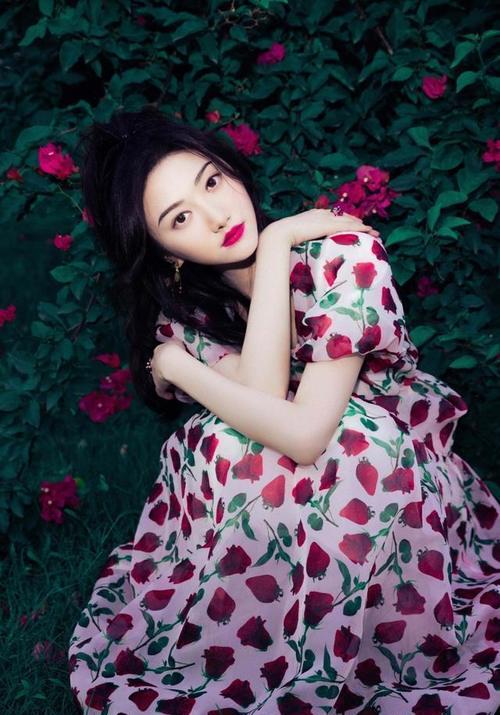 样式|景甜不穿旗袍也惊艳，穿碎花裙打扮复古明艳，不愧是人间富贵花