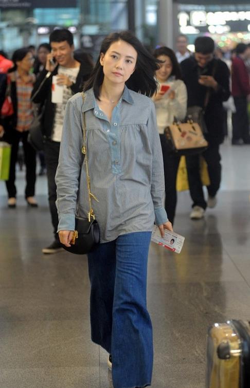 下装|高圆圆的美无需过多修饰,穿朴素衬衫配阔腿裤,人群中美得好醒目