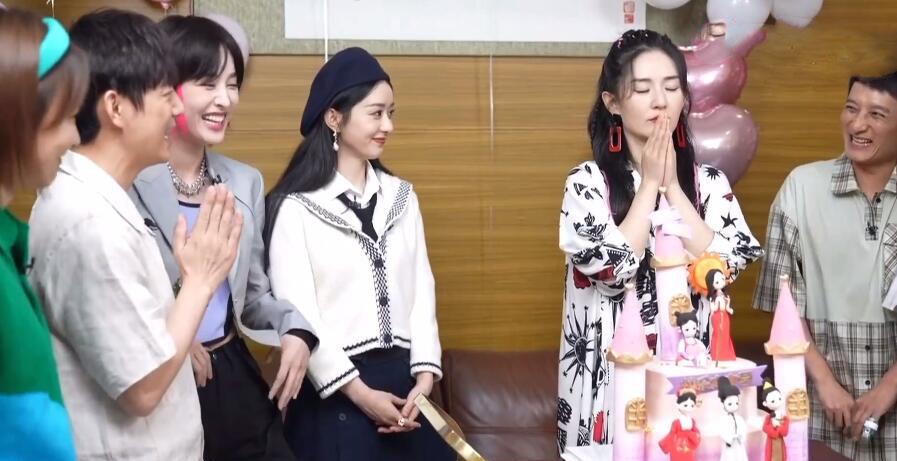 后首|谢娜二胎后首复工，穿衬衫裙没腰线显“妈妈腿”，扎脏辫难掩孕味