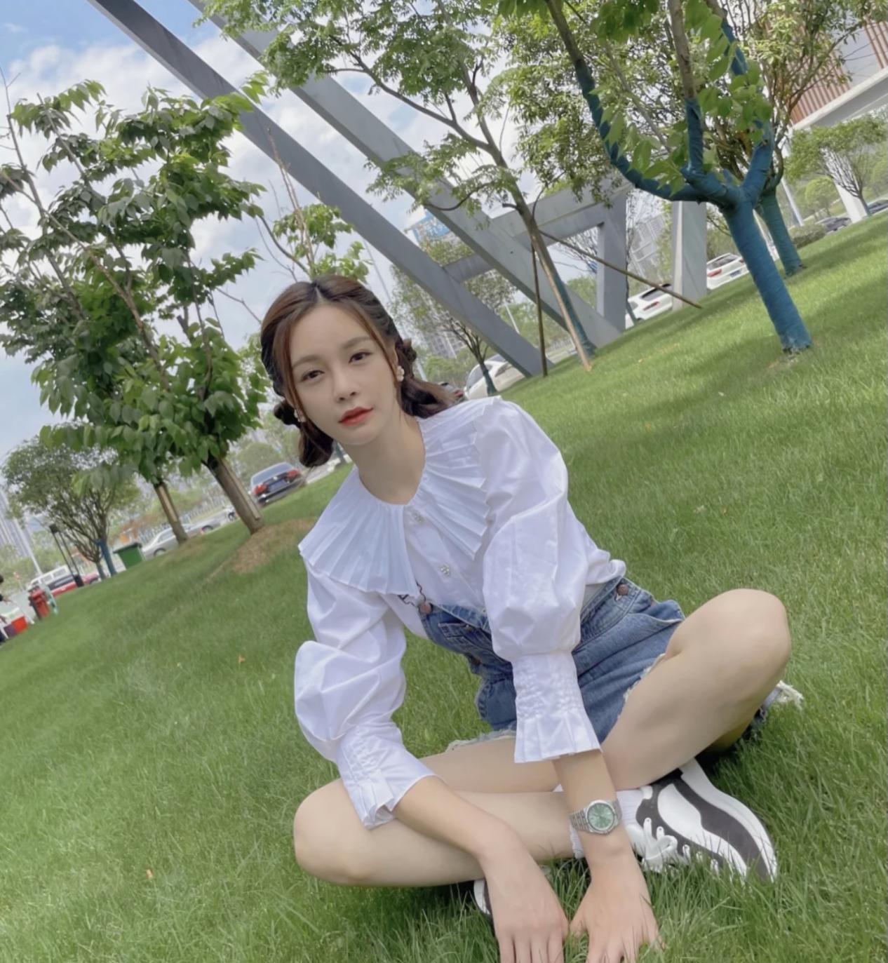 沈梦辰|沈梦辰发库存图庆六一,穿白衬衫配背带裤,秀长腿皮肤白到发光