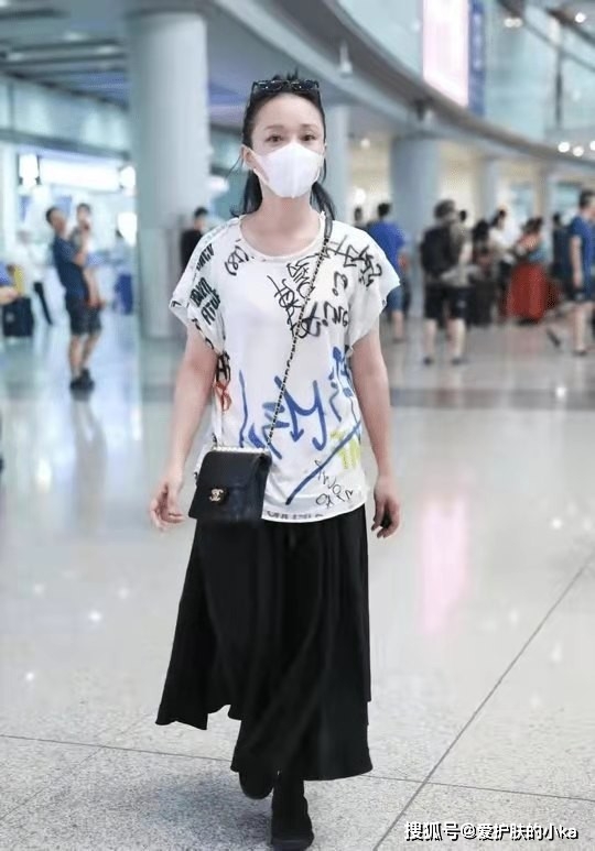下装|周迅这高级感真让人服气，穿花T恤配个黑裙，46岁依然灵动优雅