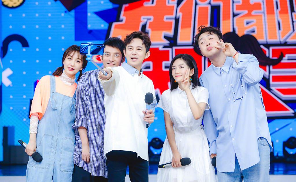 条纹|吴昕走机场好接地气，穿248条纹衫配“睡裤”变五五分，美得低调