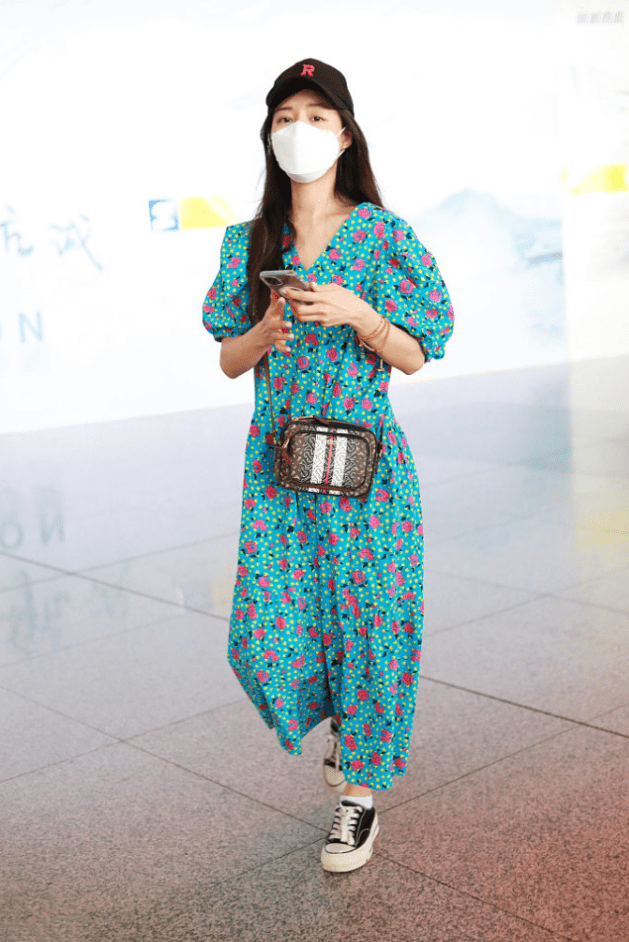 都能|张静初这裙子看着挺有年代感，花色略显土气，但她穿还挺可爱的