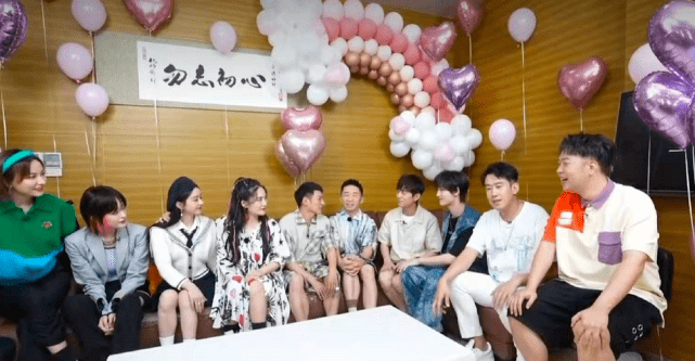 卫衣|快乐家族合体！谢娜扎脏辫高调复工心情大好，赵丽颖甘当绿叶超暖