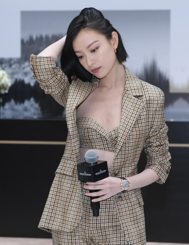 西装|倪妮短发造型太惊艳,格纹西装不系扣,秀出“巴掌腰”好是迷人