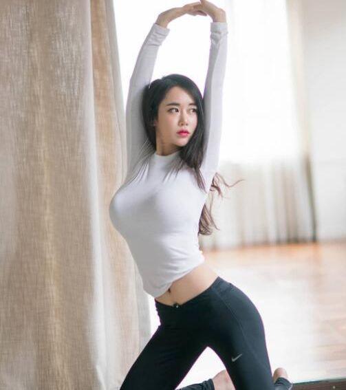身材|黑色瑜伽裤时尚穿搭，简直太迷人