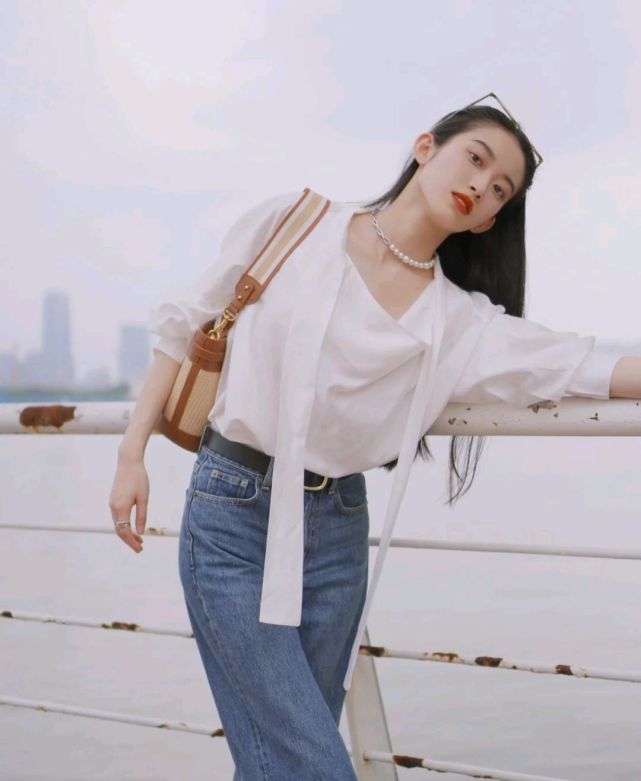 女生|秋季穿搭可以选择休闲款,简单基础的服装款式,也能诠释女性的美