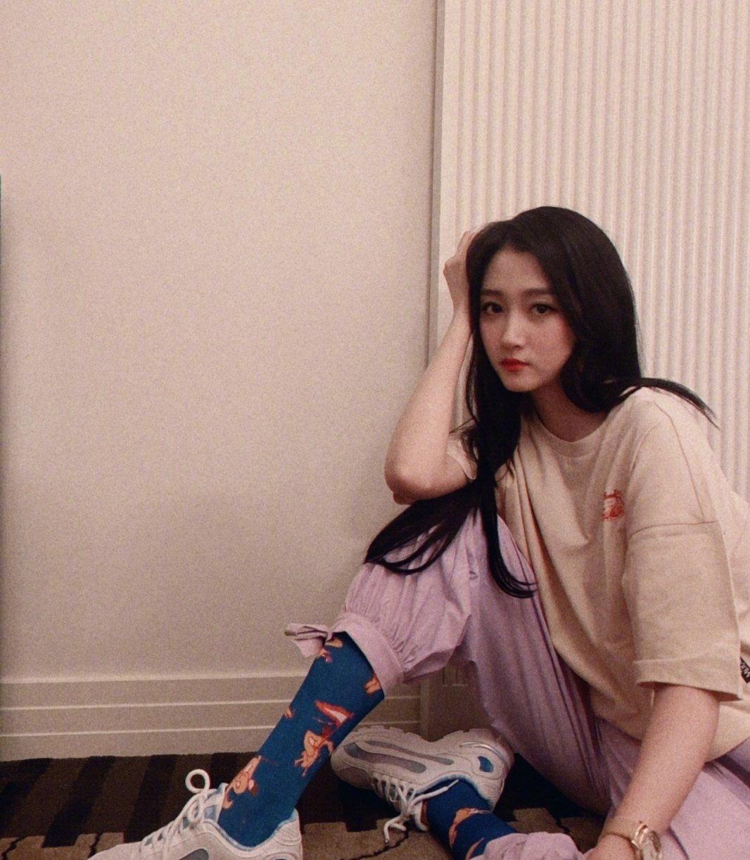 锁骨|关晓彤也迷上淡黄的长裙!修长小腿+美丽锁骨,好一幅夏日美景!