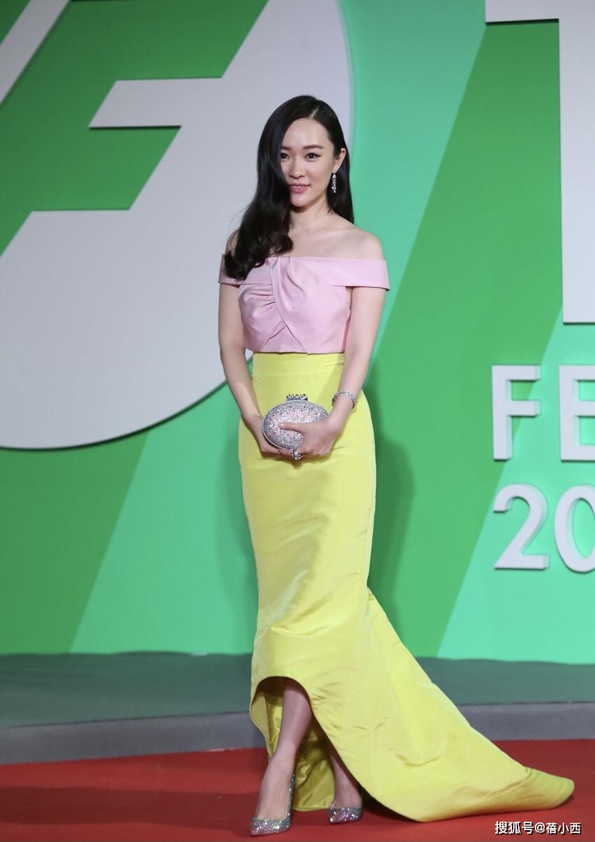 身材|霍思燕这身材真有优势,又瘦又丰满,穿抹胸裙亮相真不怕走光?