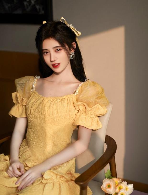 鞠婧祎|鞠婧祎穿方领裙也太美了，腿长显得有1.2米，身材比超模还要好