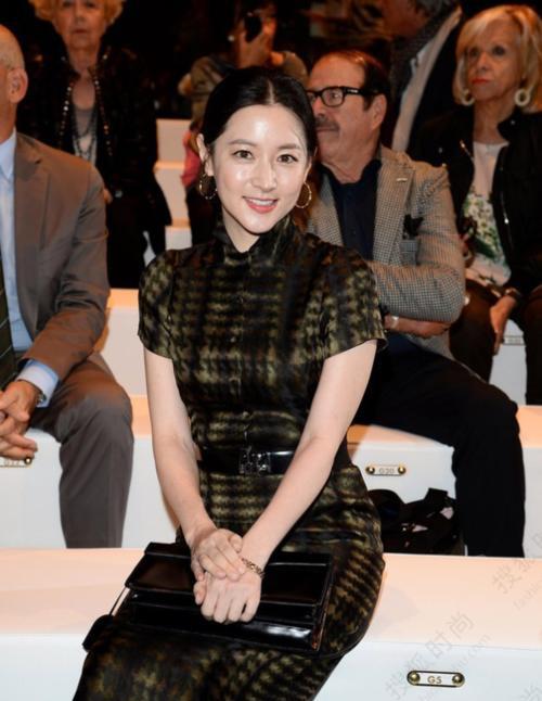 贵妇|50岁李英爱越看越美，穿旗袍裙满身贵妇气质，不愧是氧气美女