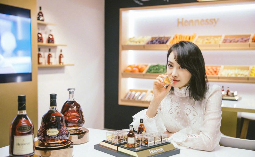 身材|32岁宋茜终于穿抹胸背心走机场，200块尽显完美感，女团C位不简单