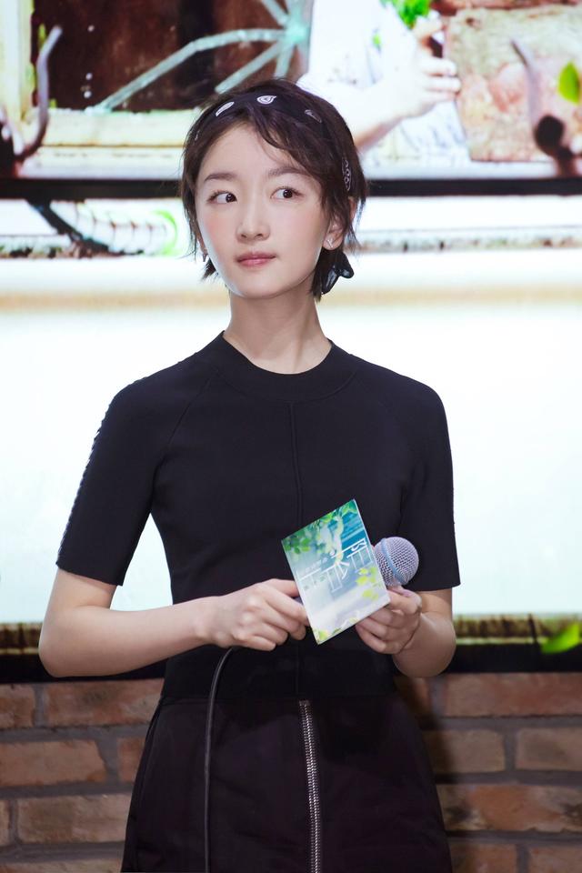 周冬雨|周冬雨和关晓彤撞衫同款拉链裙，穿出了小个子优势，完全不输气场