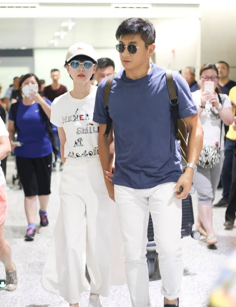 身材|刘诗诗吴奇隆罕见秀恩爱,穿T恤配休闲裤,网友:十指紧扣好恩爱