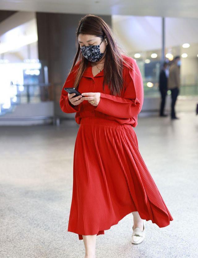 姐妹|杨天真胖的真自信，红色褶皱裙巧遮肉提气色，比女星穿得还时髦