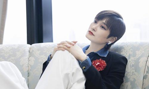 李宇春|李宇春也有性格的一面,抹胸配千鸟格套装,小蛮腰好细