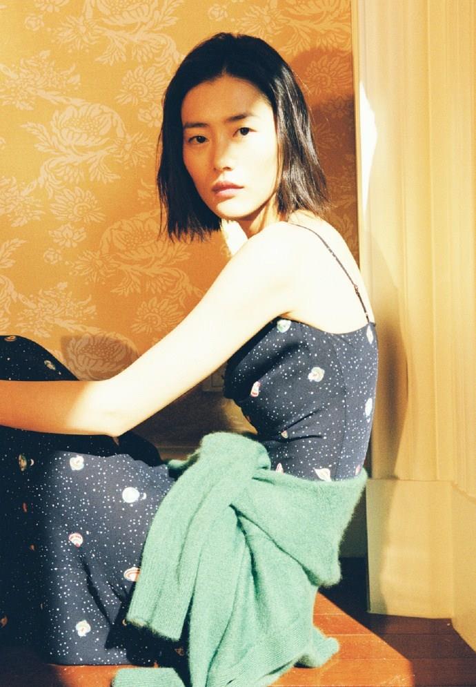 显得|31岁刘雯罕见吊带装，上千衣品也遮不住超模腰，谁说她不会时尚