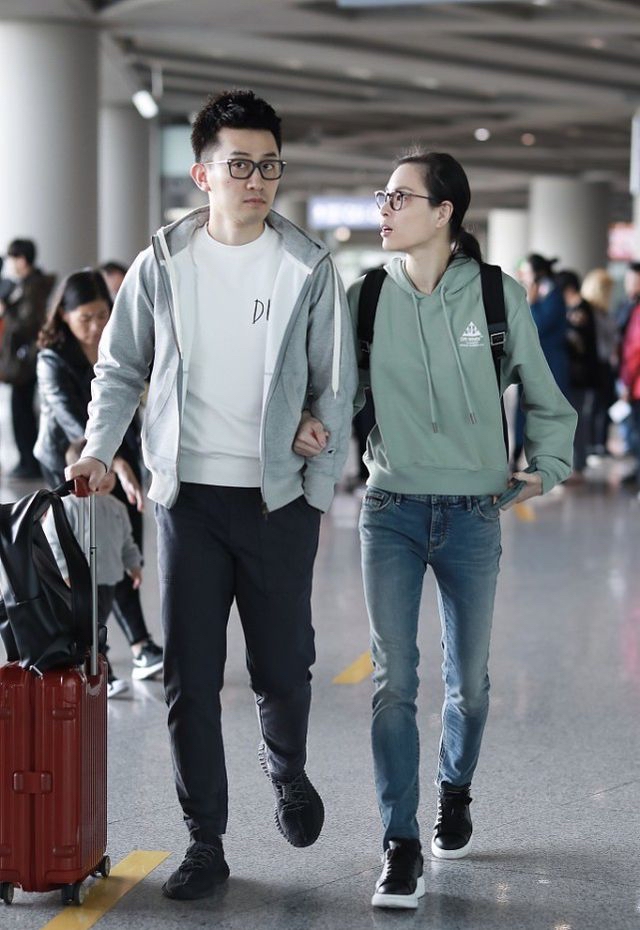 老公|吴敏霞孕后首露面，和老公同穿基础款走机场，打扮低调像邻家姐姐