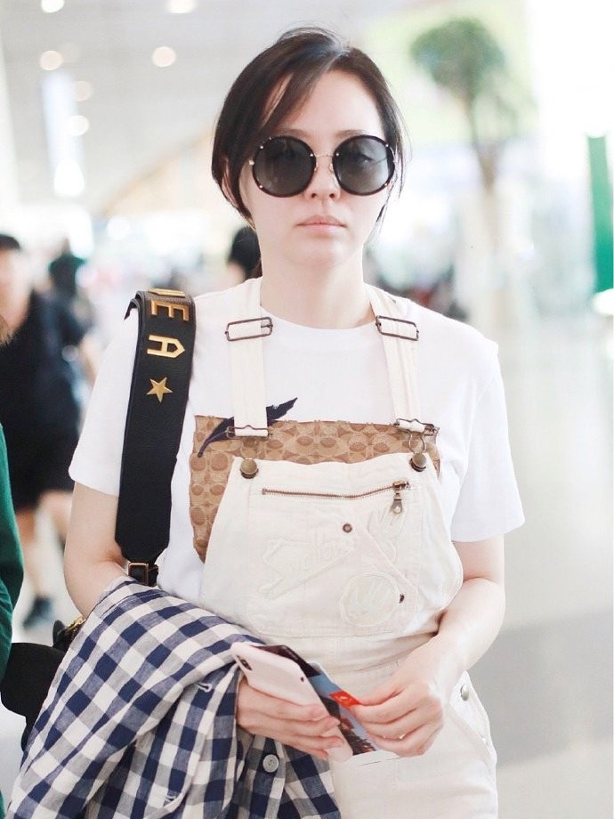 青春|张靓颖还挺会扮嫩的，T恤搭配背带裤甜美减龄，单身后状态更好了！