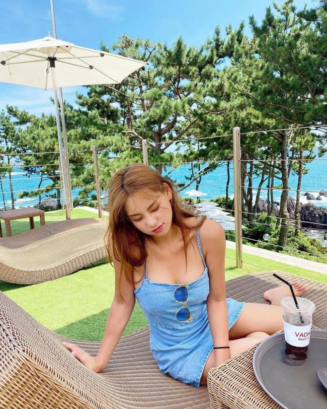 身材|海边度假的妙龄小姐姐，搭配牛仔连衣裙，性感十足