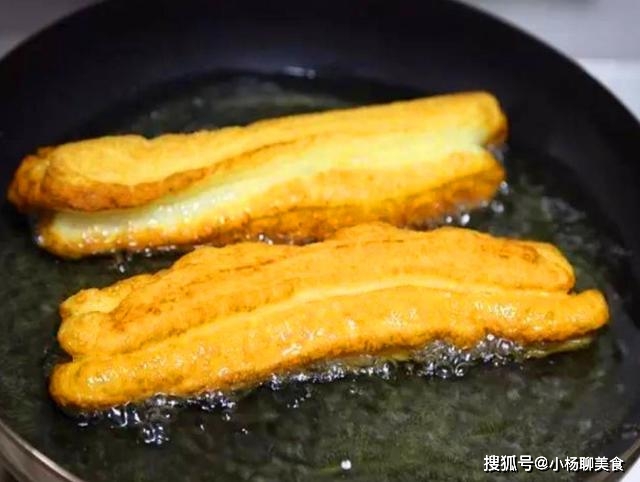美食|我家炸油条都不用发面，焦香酥脆，放一天也不皮，比买来的好吃