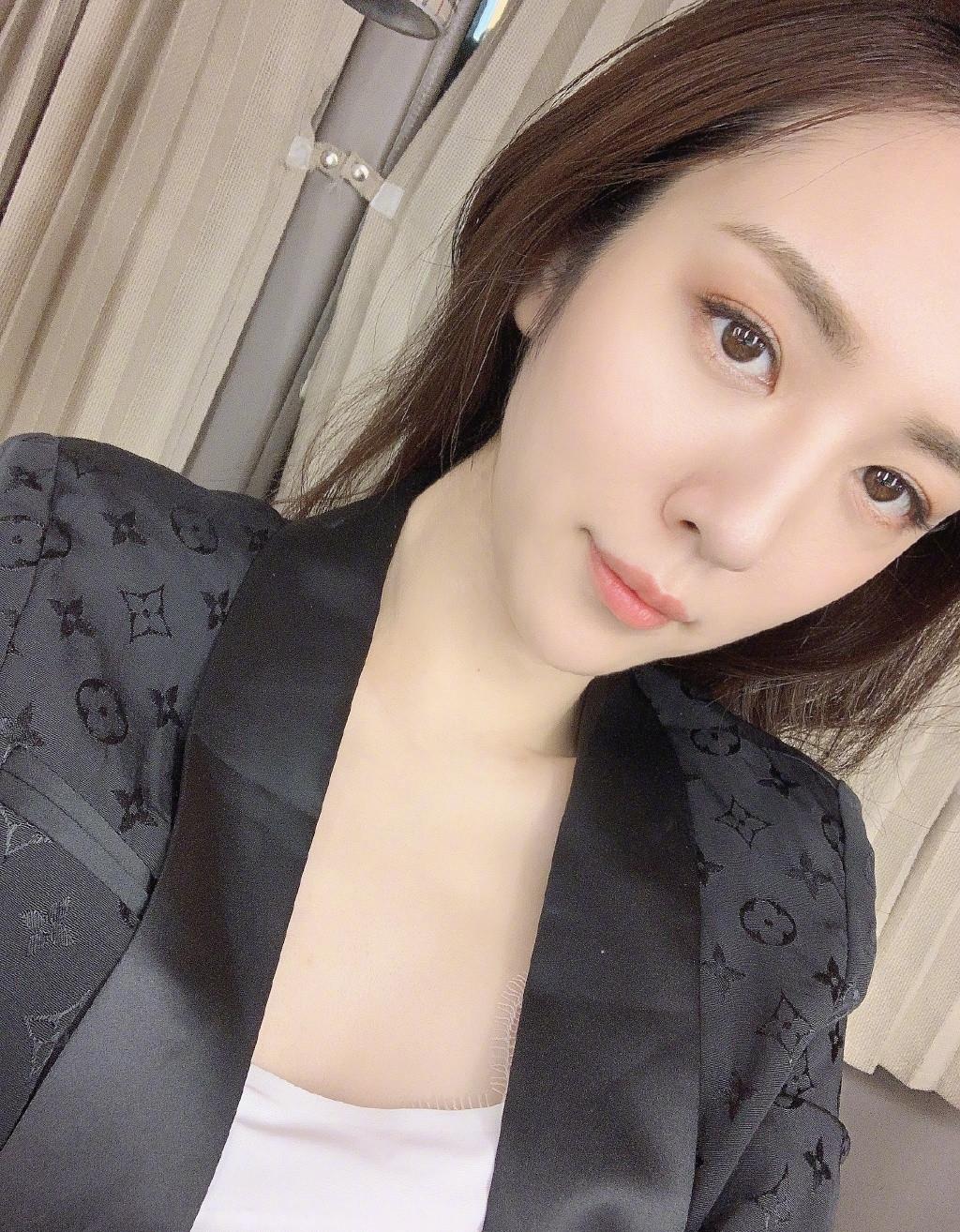 身材|王晓晨体重瘦回86斤，穿黑西装少女感都溢出了，胖瘦之间自由切换