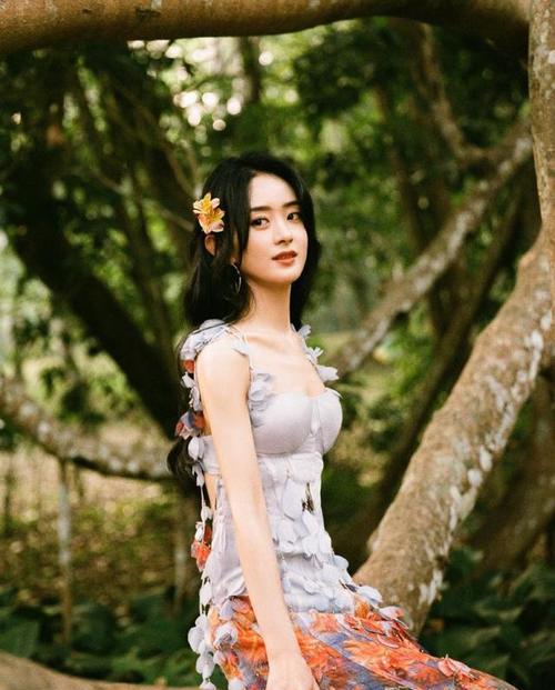 显得|赵丽颖真挺洋气的，露背花裙秀背肌，裙装紧绷却看不到赘肉