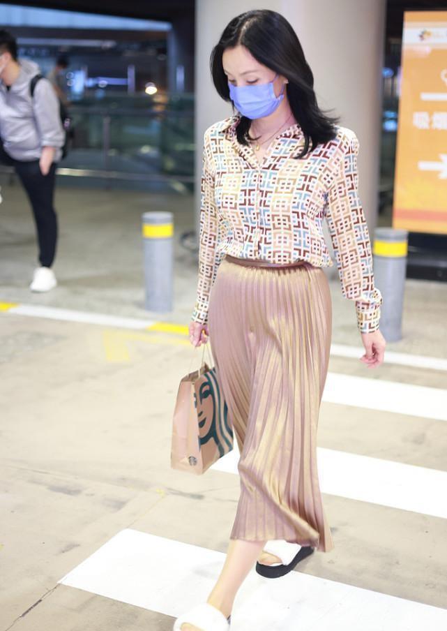 陶虹|陶虹也难逃“中年发福”,衬衫配百褶裙好优雅,但小腹有点突出