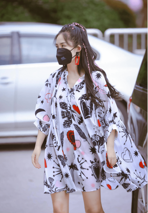 身材|谢娜复工后的穿搭真随性，衣着宽松却不显胖，花哨设计看着更个性