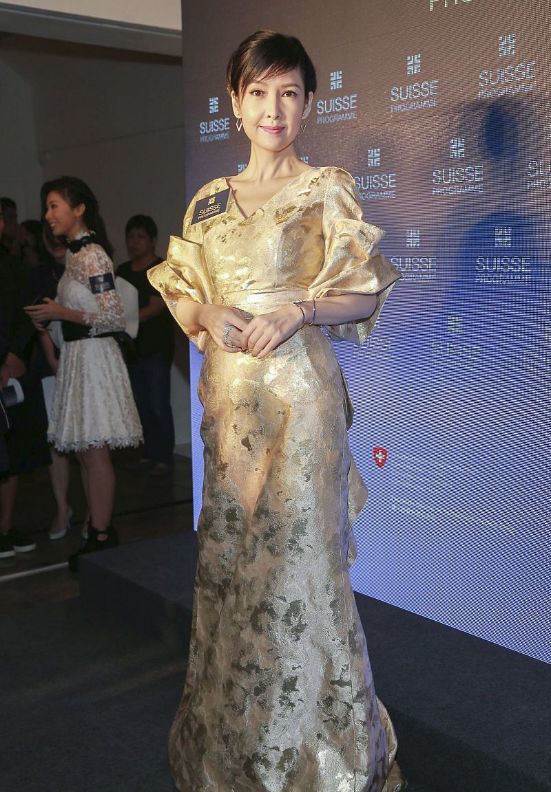 粉色|女人老了像周慧敏这样也挺好，优雅又端庄，穿粉色也依旧动人