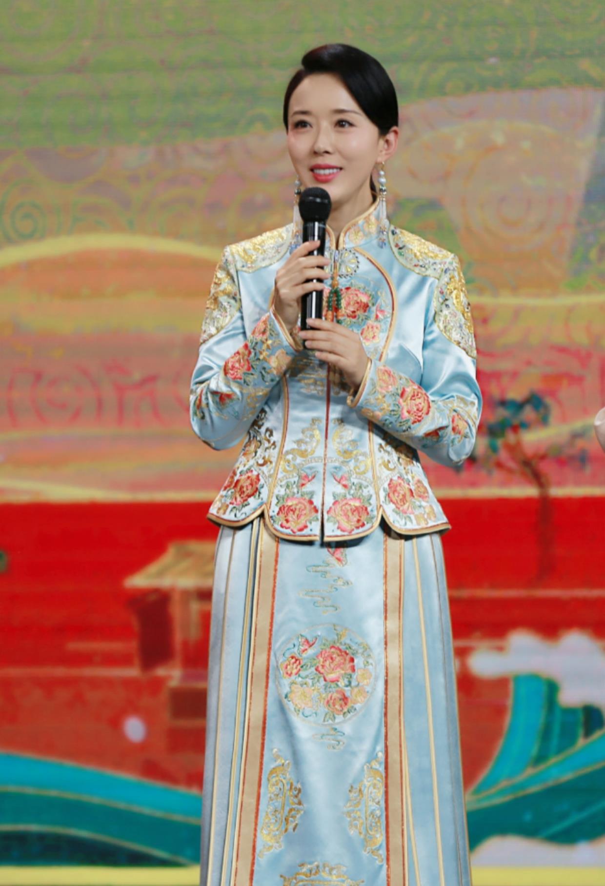 东方|颜丹晨新造型美出圈,一身“新国风”套裙优雅气质,尽显东方魅力