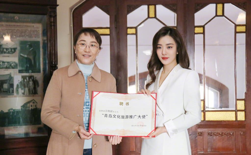 效果|王晓晨心情好独自画画,穿粉开衫“内长外短”,罕见侧颜五官美翻