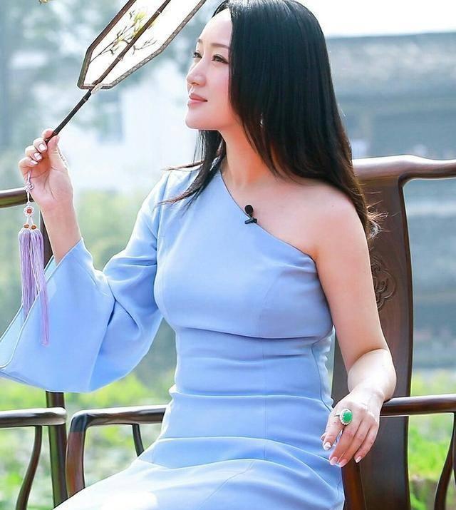 身材|杨钰莹胖身却不胖脸，虽然身材变“多肉”，但脸蛋仍然很“瓜子”