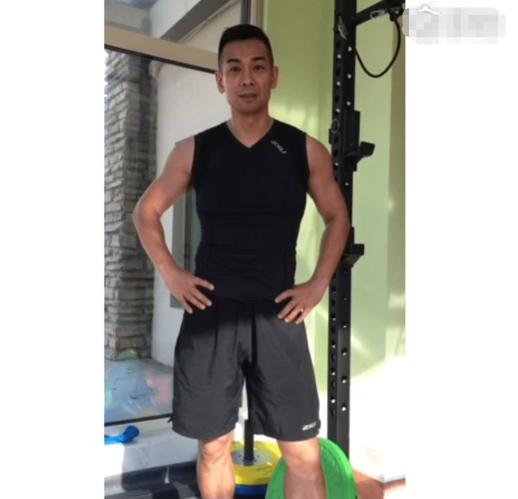 常年因为要拍武打戏,赵文卓平时闲暇之余都会很认真健身,他给大家录制