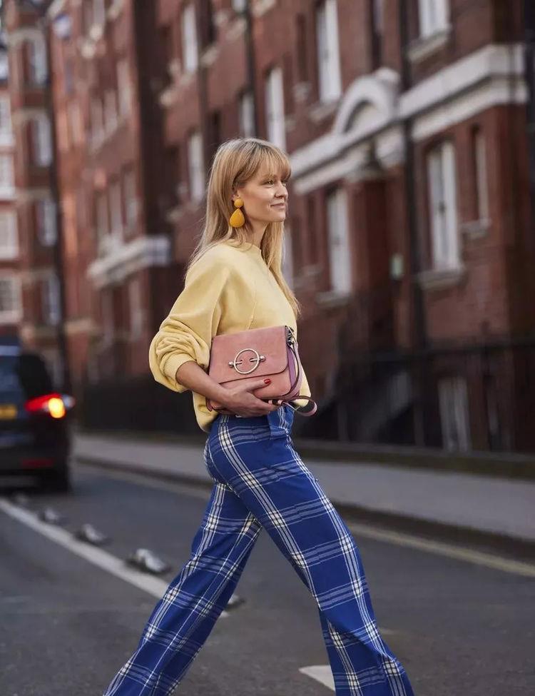 卫衣|倪妮用卫衣配阔腿裤好俏皮，少女感十足，小个子麻烦请跟周冬雨学