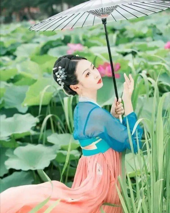 荷塘|模特在荷塘里拍人像,穿什么颜色的服装出镜好看?给你3个建议