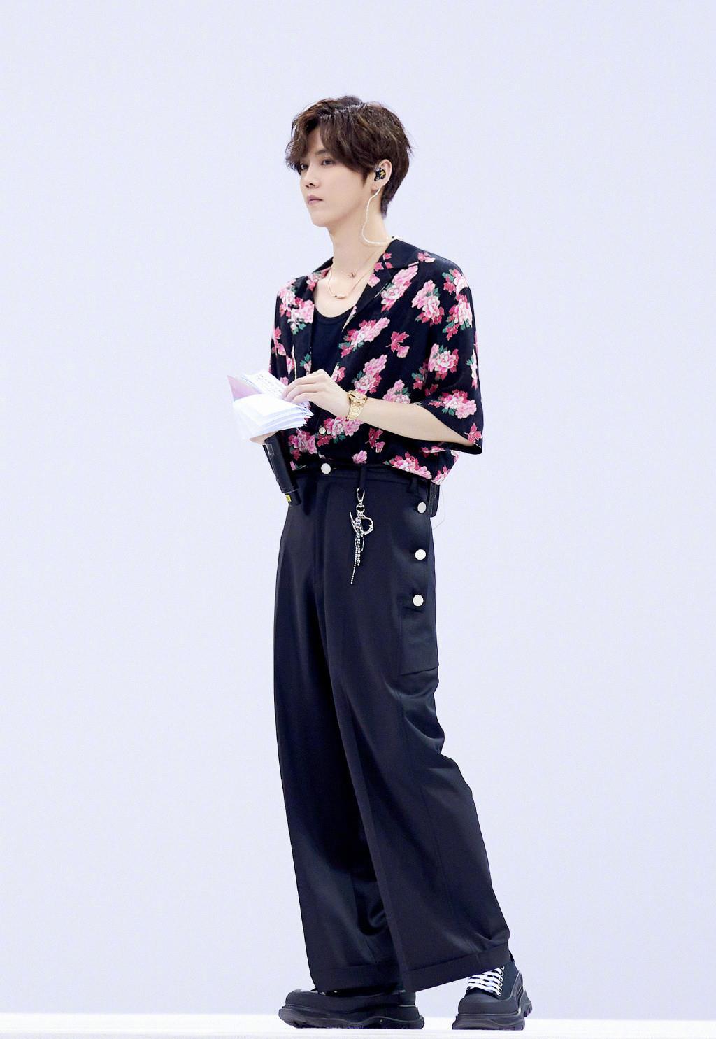 新造型|鹿晗新造型太“时尚”，罕见甜美西装秀事业线，真比关晓彤还撩人