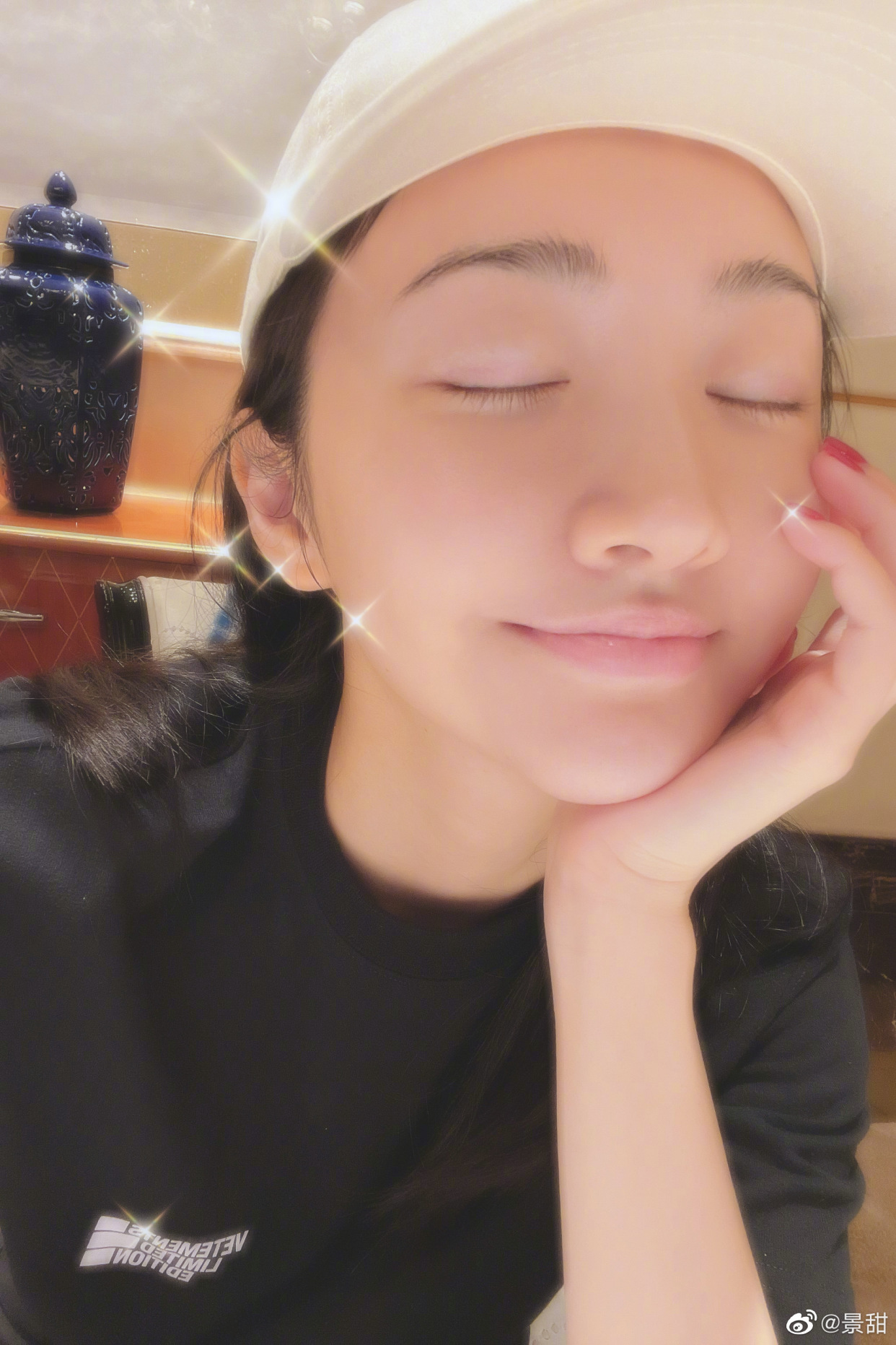 自拍|女明星拍照的两种状态,摆拍妆容精致还精修,自拍素颜且直男角度