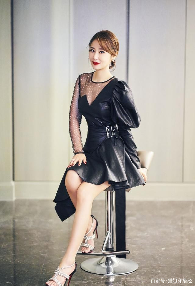 黑色|林心如复工蜕变成时尚女王，穿黑裙戴王冠真高贵，全程捧腹似怀孕