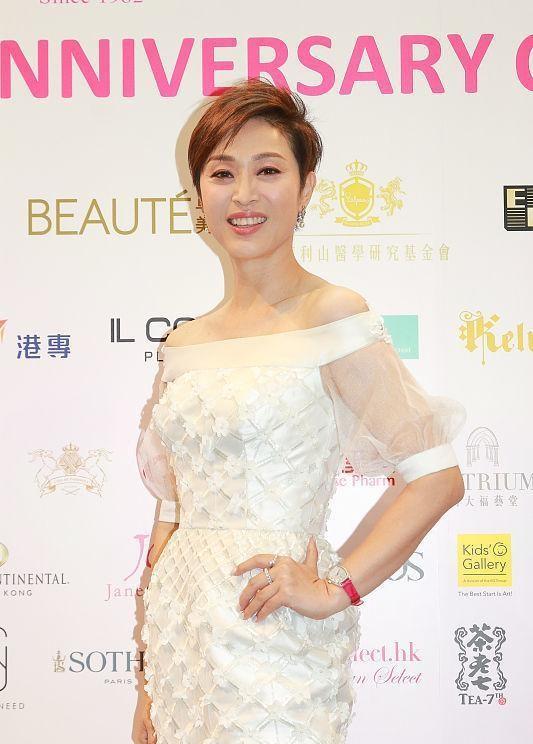 裙子|陈法蓉真是优雅的代表，穿白裙也太美了，短发依旧女人味满满