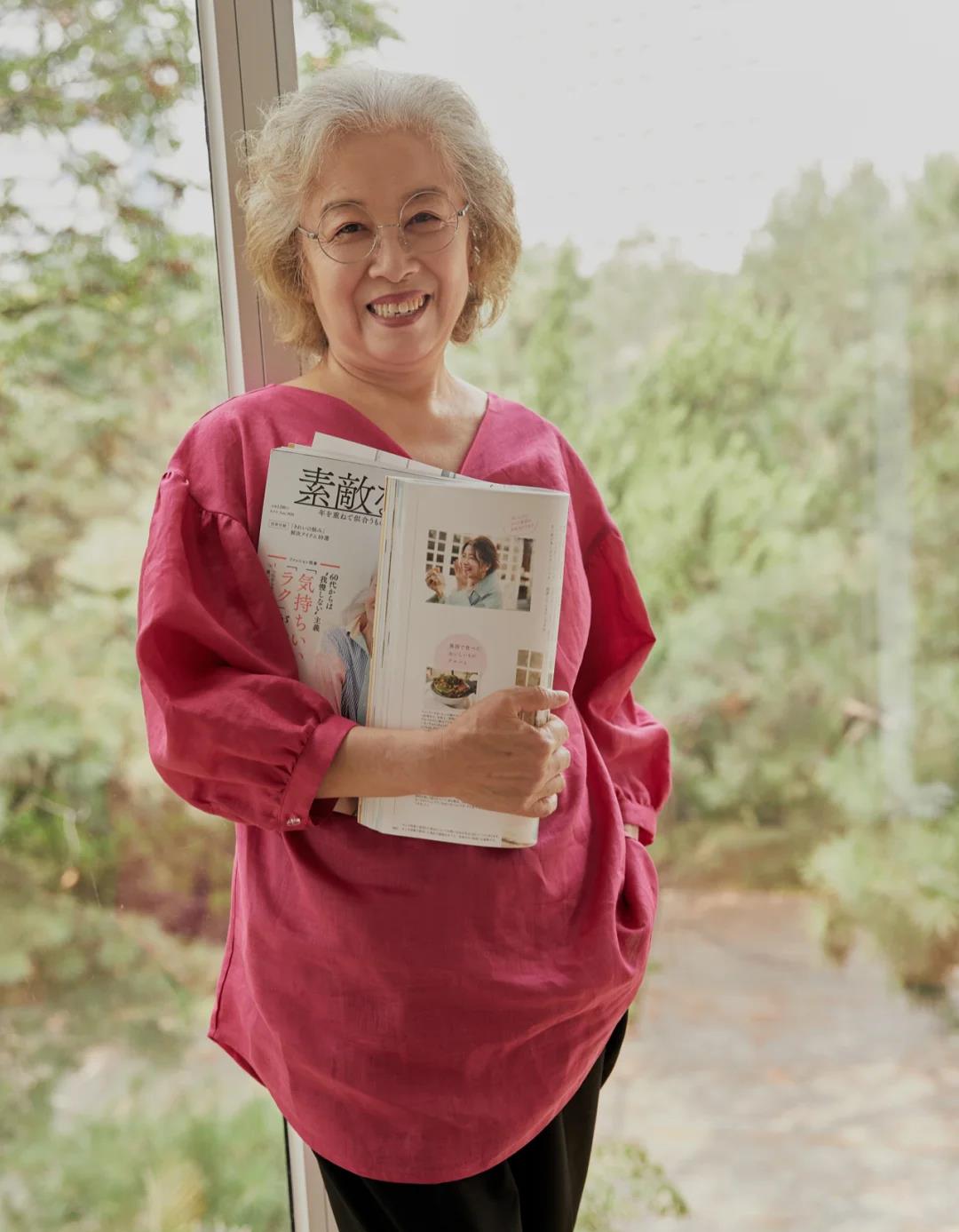 中老年|这才是65岁后女人高级的打扮:“膝下裙+平底鞋”,优雅又舒适