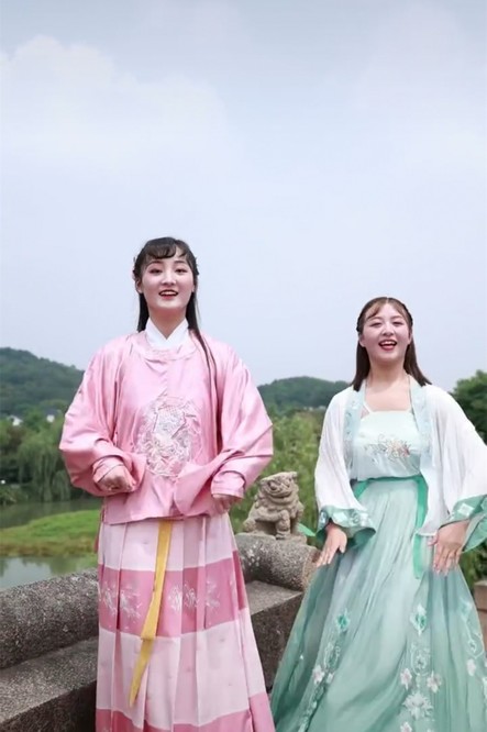 黑发|大衣哥儿媳景区跳舞！古风打扮身材显臃肿，被嘲像丫鬟评论被删除