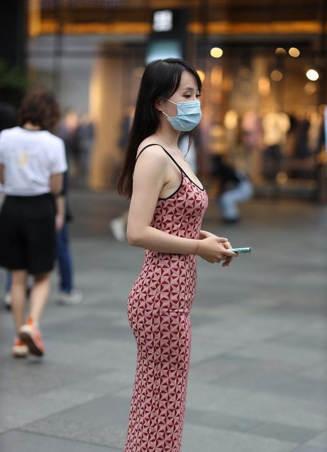 黑色|对于颜色浓重的连衣裙，可以搭配上围巾或者马甲