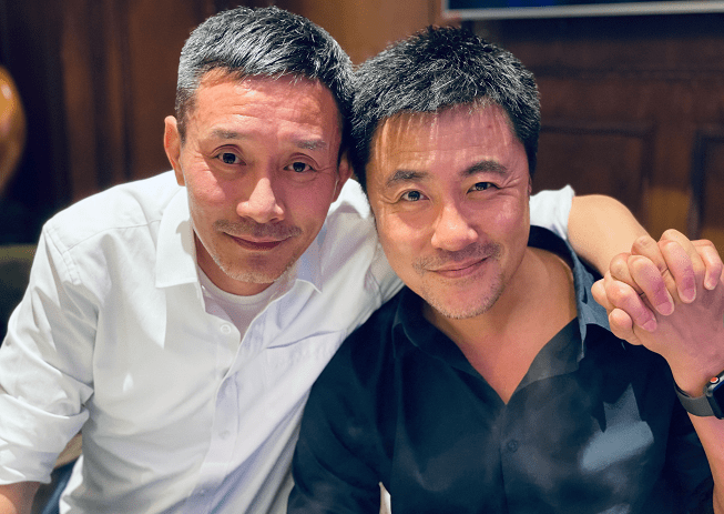 显得|江珊小3岁的二婚老公挺成熟的，把T恤当打底，穿得挺低调朴实的