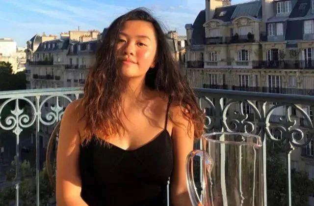 沈日|邱淑贞17岁二女儿穿露脐装，身材很火辣，但脸大眼睛小更像爸爸