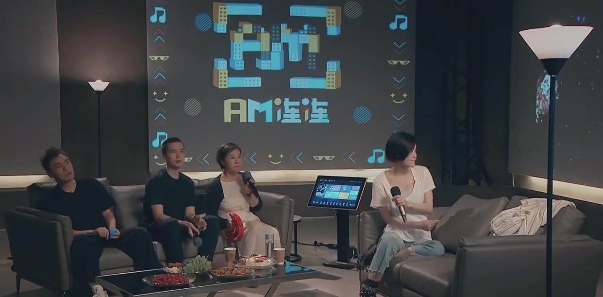 合唱|王菲马云合唱真风光,穿T恤染金发好洋气,硬把马云衬成土味老爸