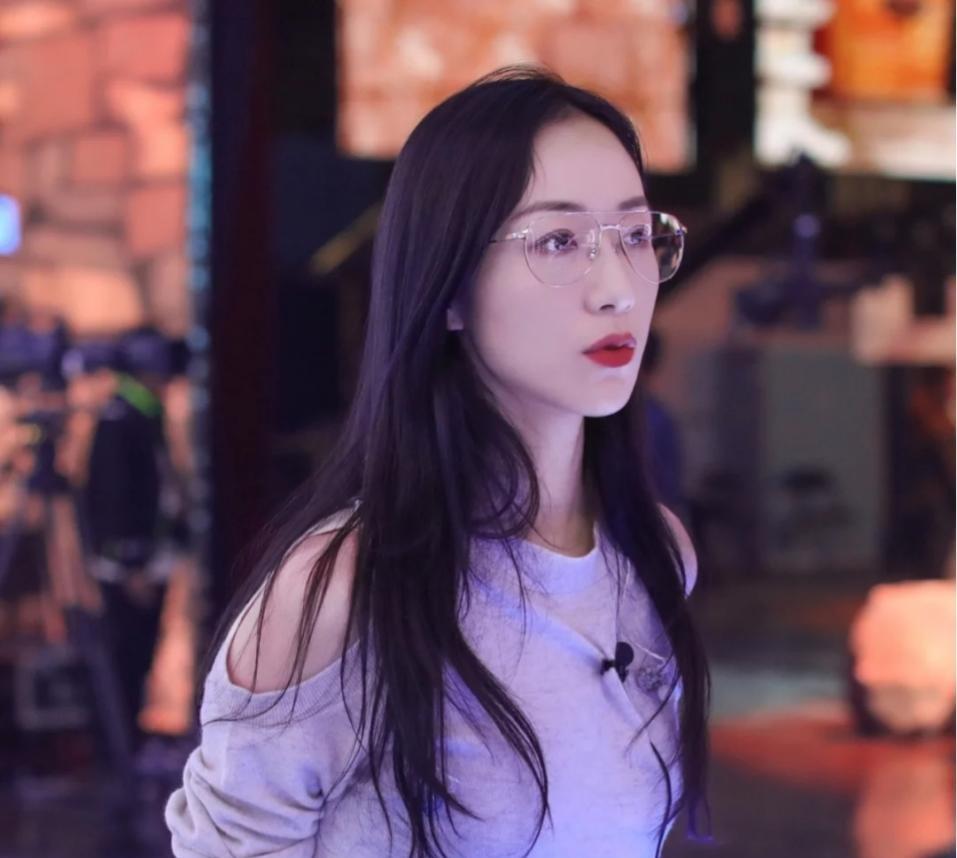 眼睛|眼镜影响颜值？不尽然吧，学会这样化妆，“四眼妹”也能变好看