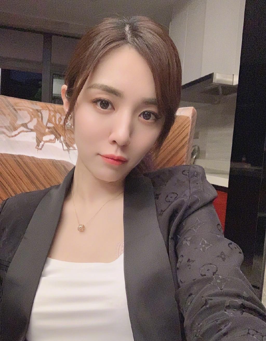 身材|王晓晨体重瘦回86斤，穿黑西装少女感都溢出了，胖瘦之间自由切换