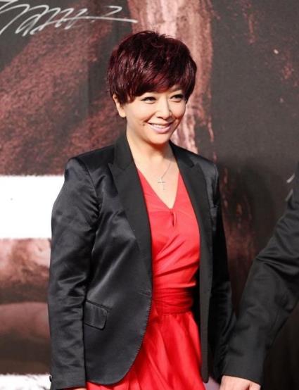 活动|江珊几乎素颜出席活动,鲜艳红衣减龄不少,全靠穿搭拉高颜值